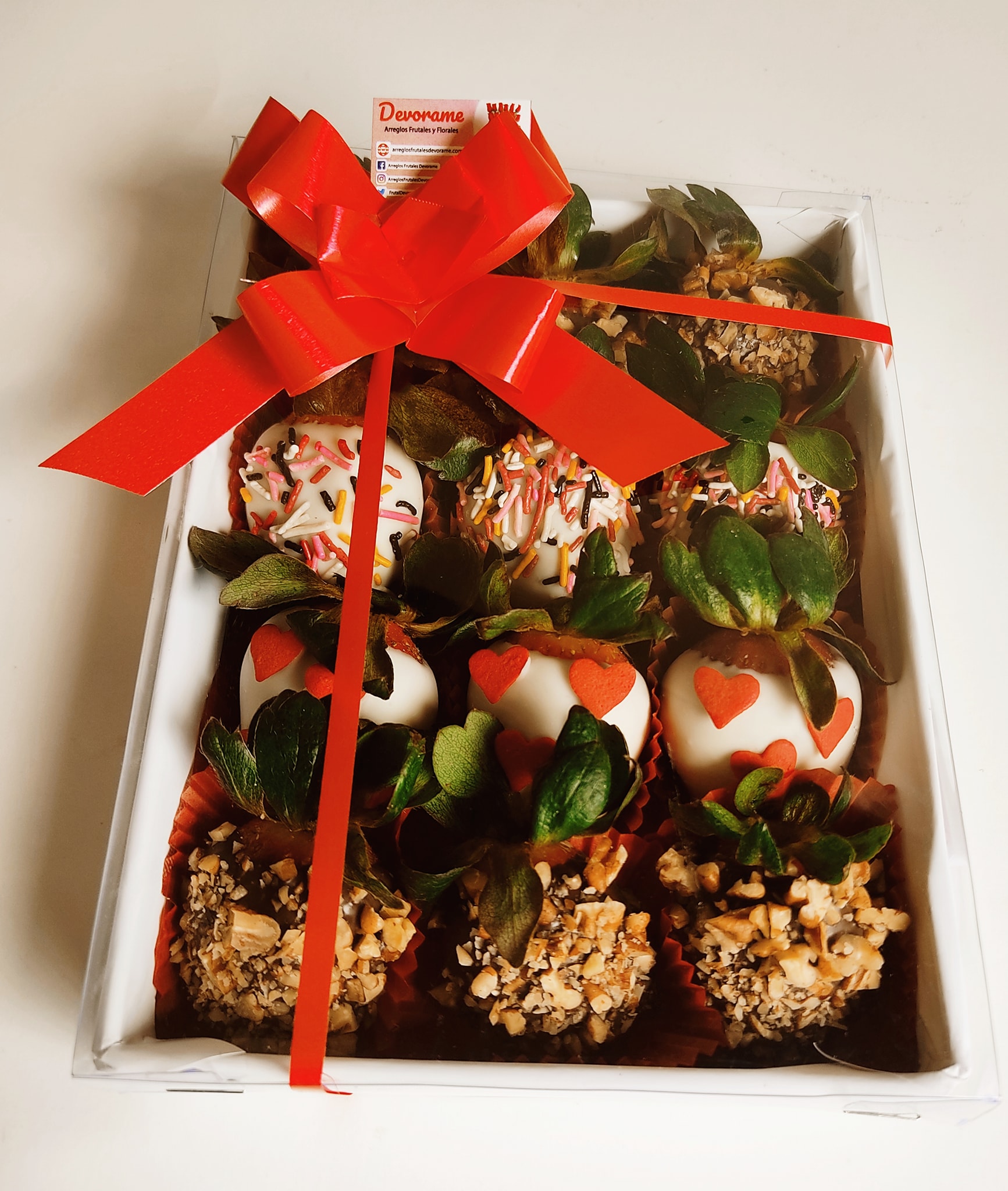 Arreglo frutal Fresas con chocolate, nuez, corazones y grageas. devorame