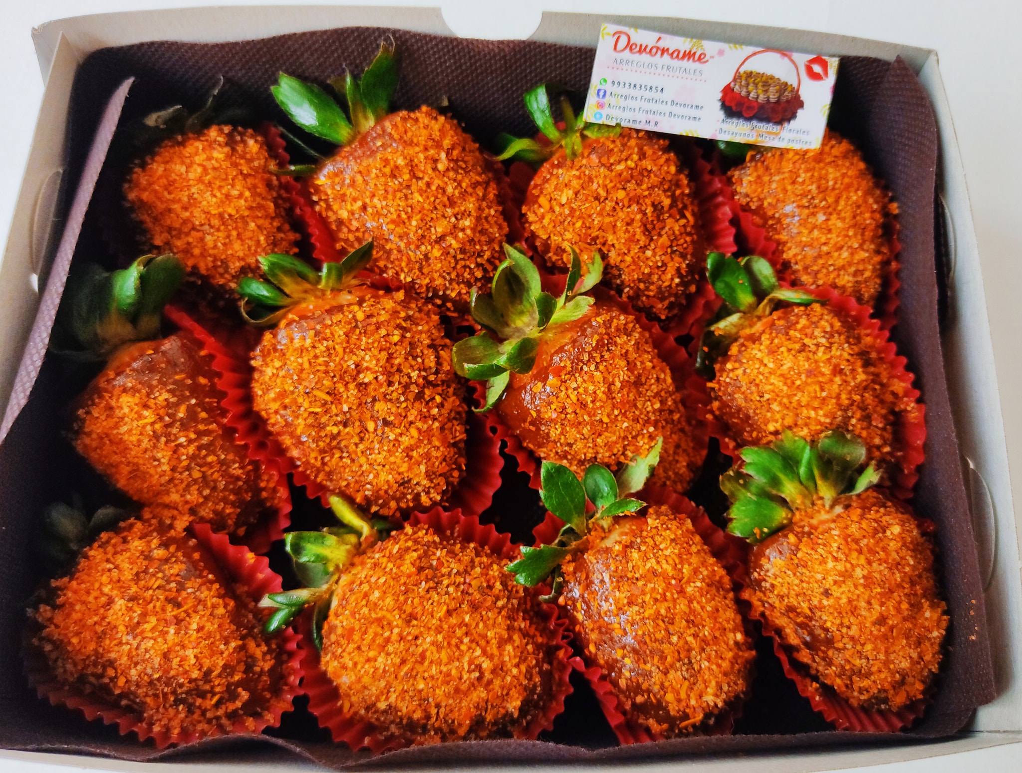 Arreglo frutal Fresas con chamoy y tajín devorame