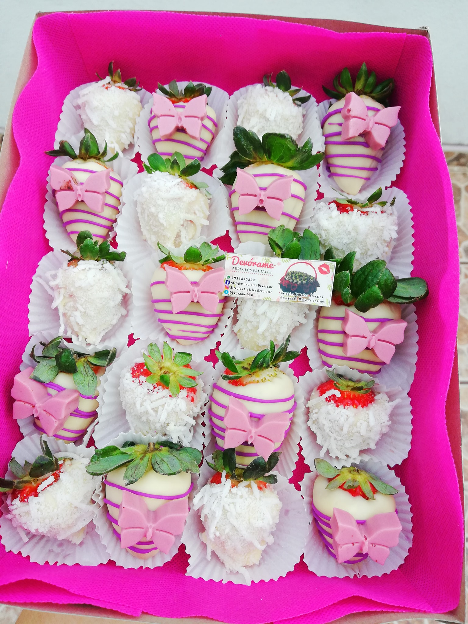 Arreglo frutal Fresas con chocolate y coco rallado. devorame
