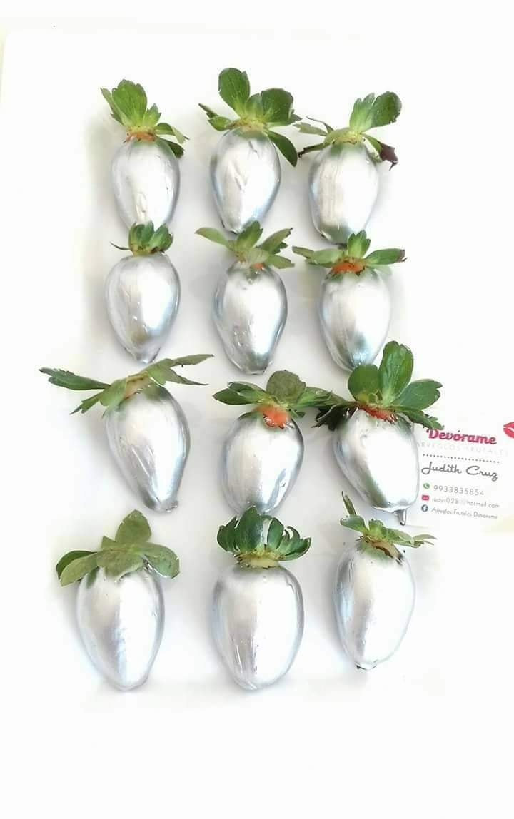 Arreglo frutal Fresascon chocolate plateadas. devorame