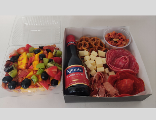 Arreglo frutal paq-48 Carnes frías + vino + botana picosita devorame