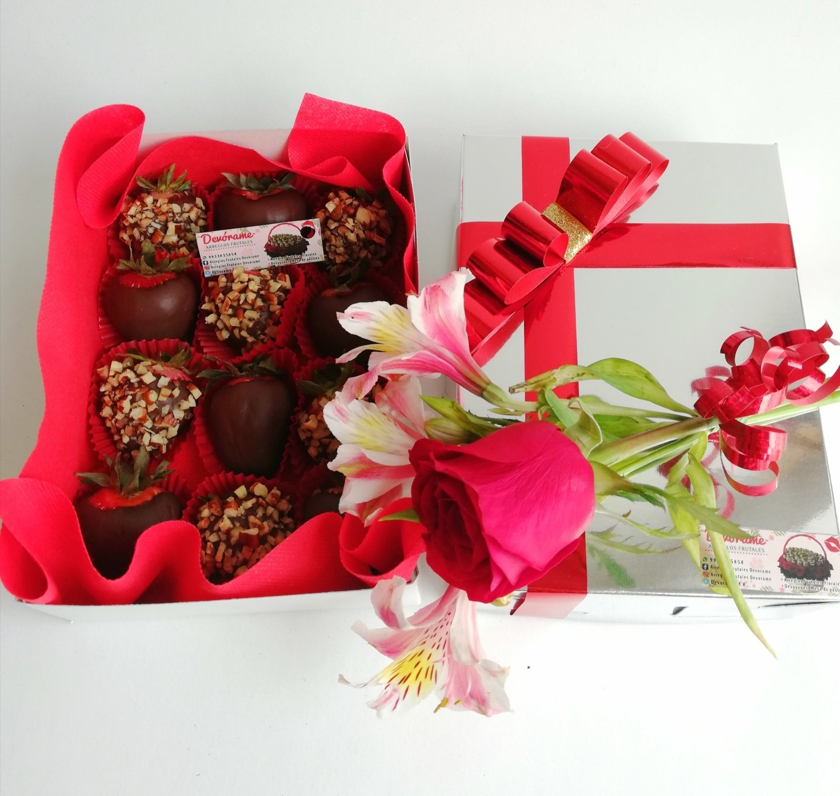 Arreglo frutal Fresas con chocolate y 1 rosa devorame