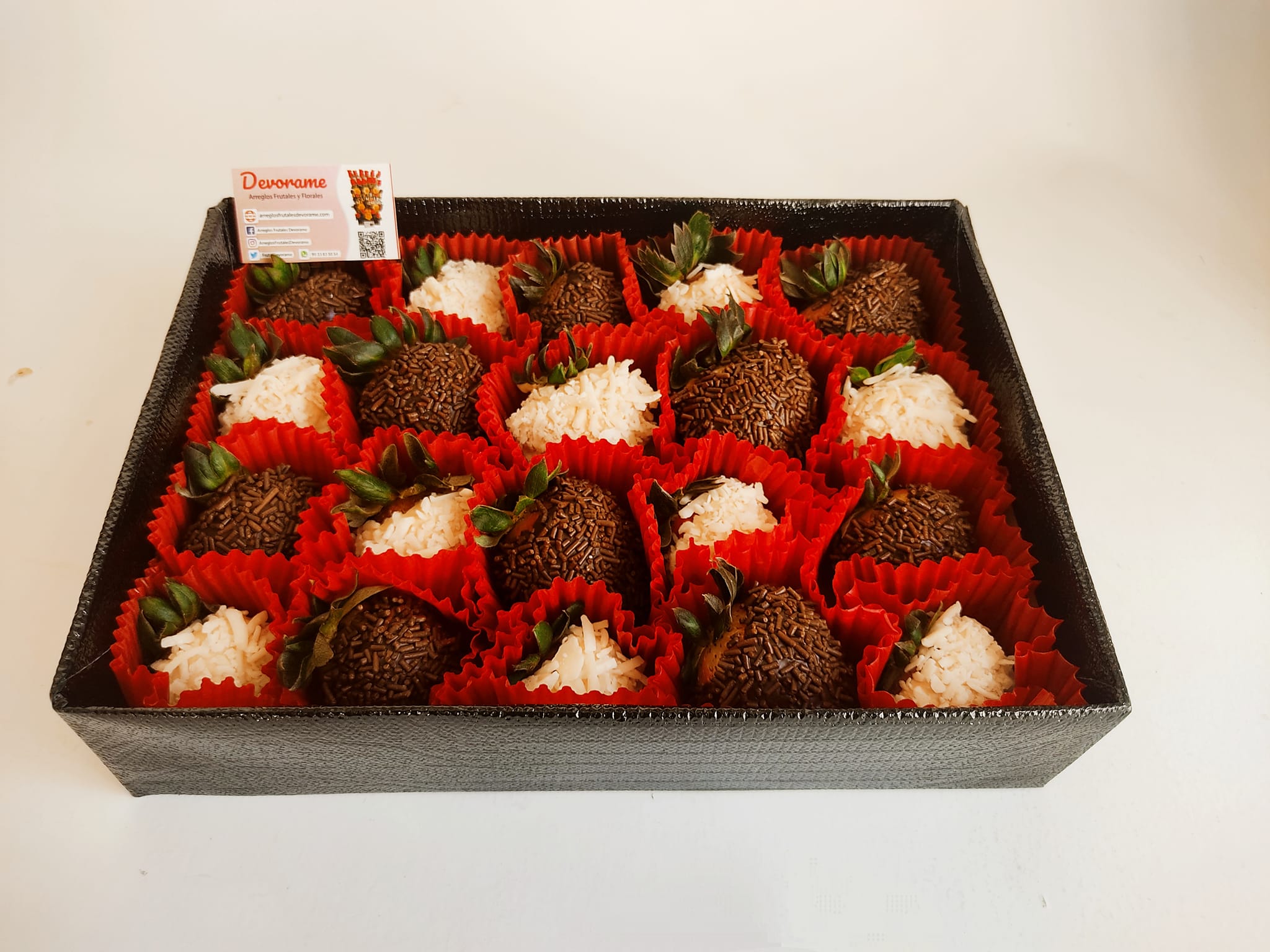 Arreglo frutal Fresas con chocolate devorame