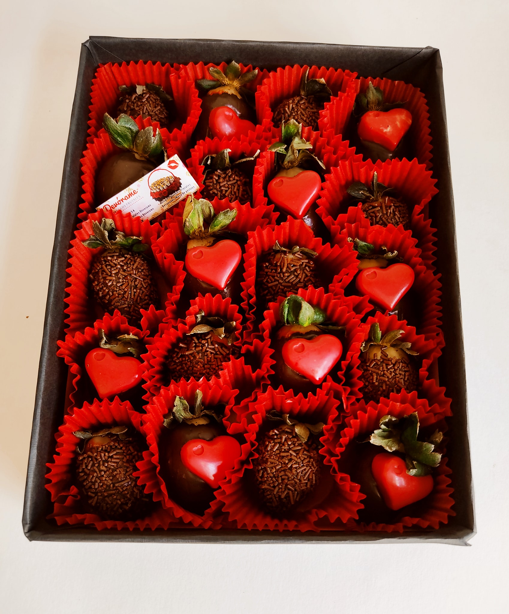 Arreglo frutal Fresas enchocolatadas, escarchadas con nuez y decoradas con corazones de chocolate. devorame