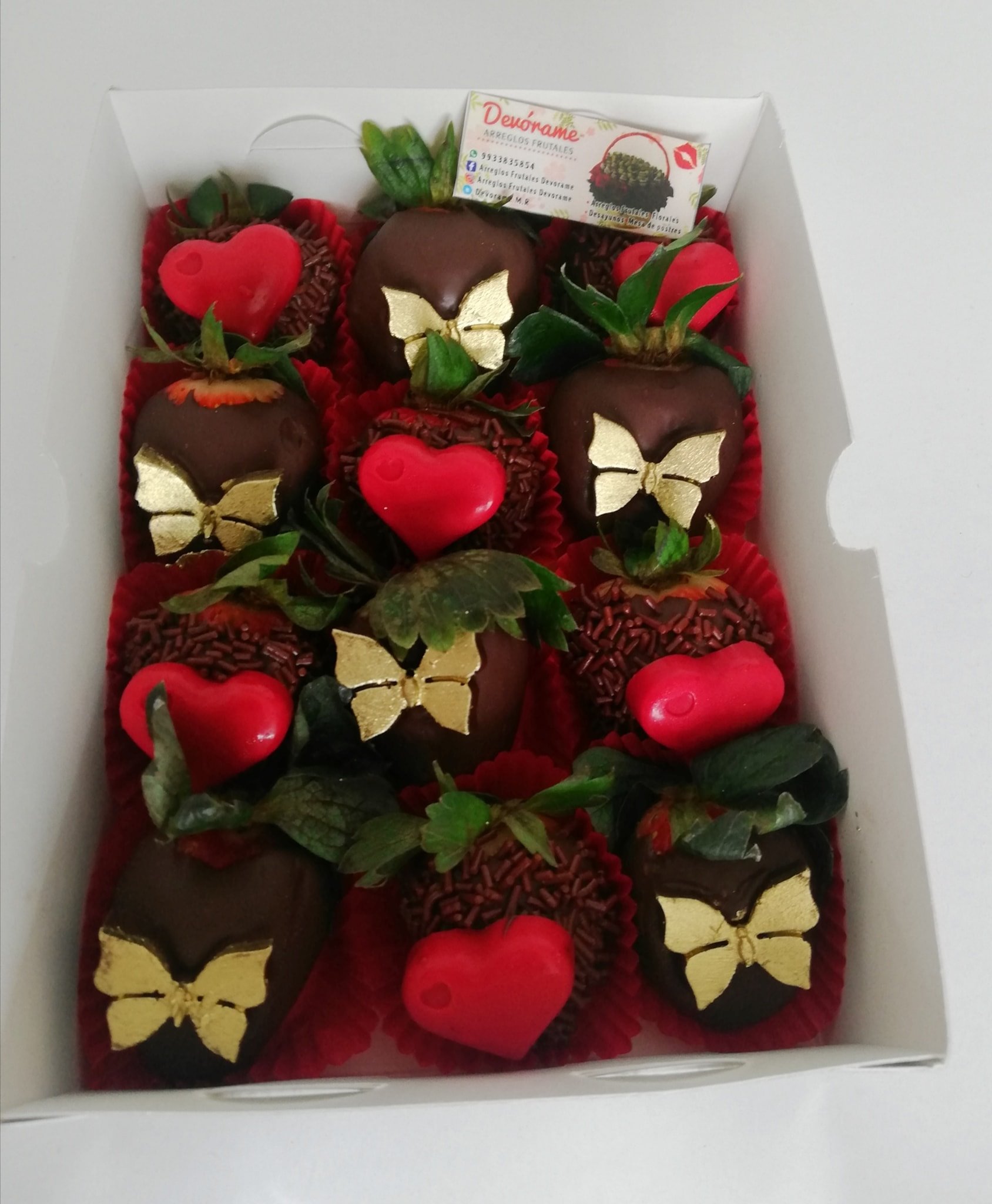 Arreglo frutal Fresas con mariposas y corazones de chocolate. devorame