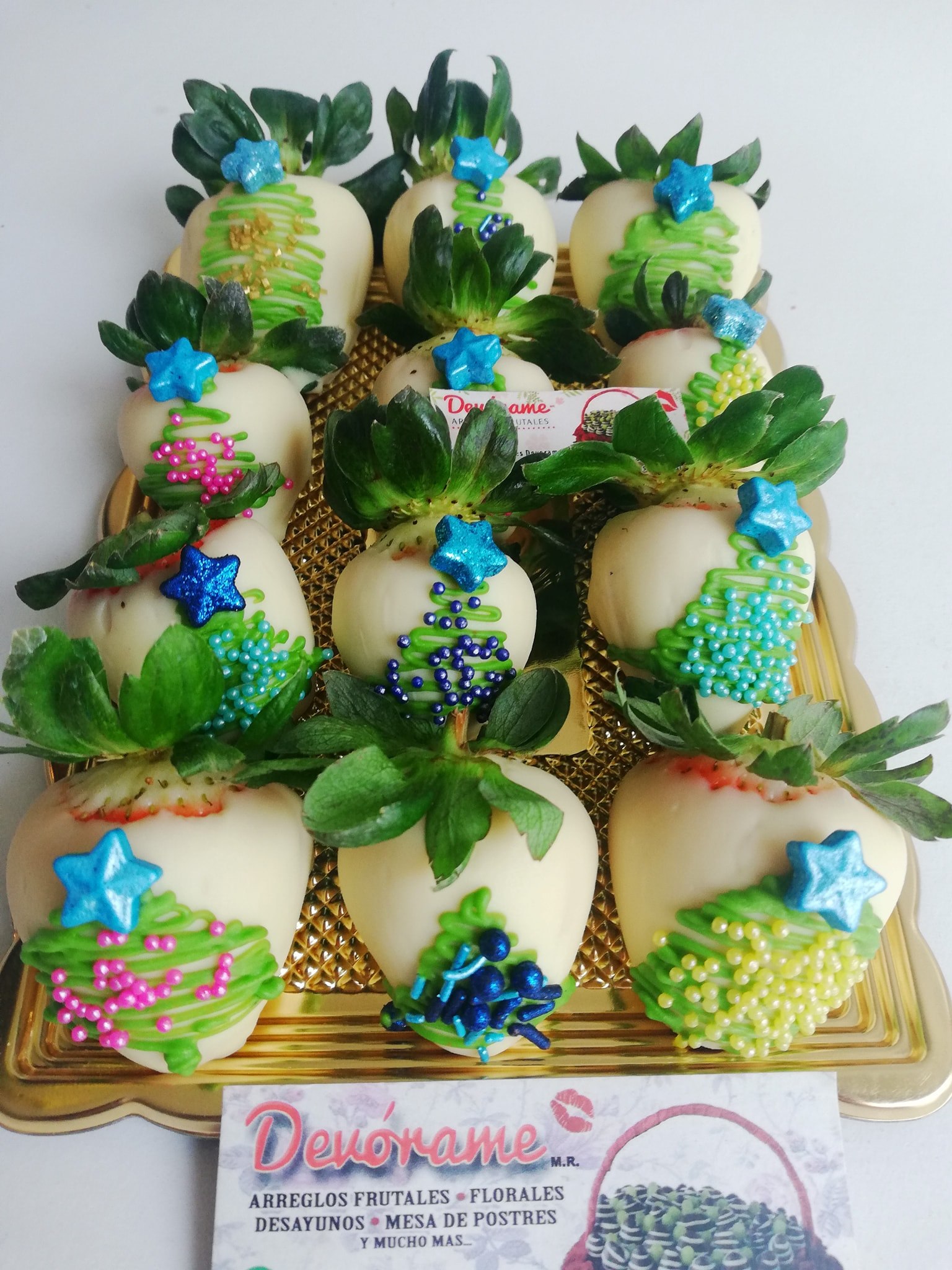 Arreglo frutal Fresas con chocolate navideñas devorame