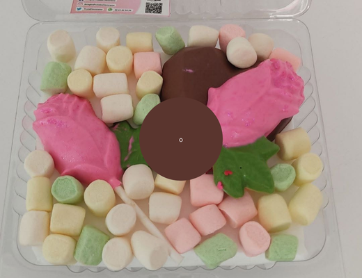 Arreglo frutal Choco-27 Corazón relleno de Kinder Delice. Tambien disponible con decoración para caballero. devorame