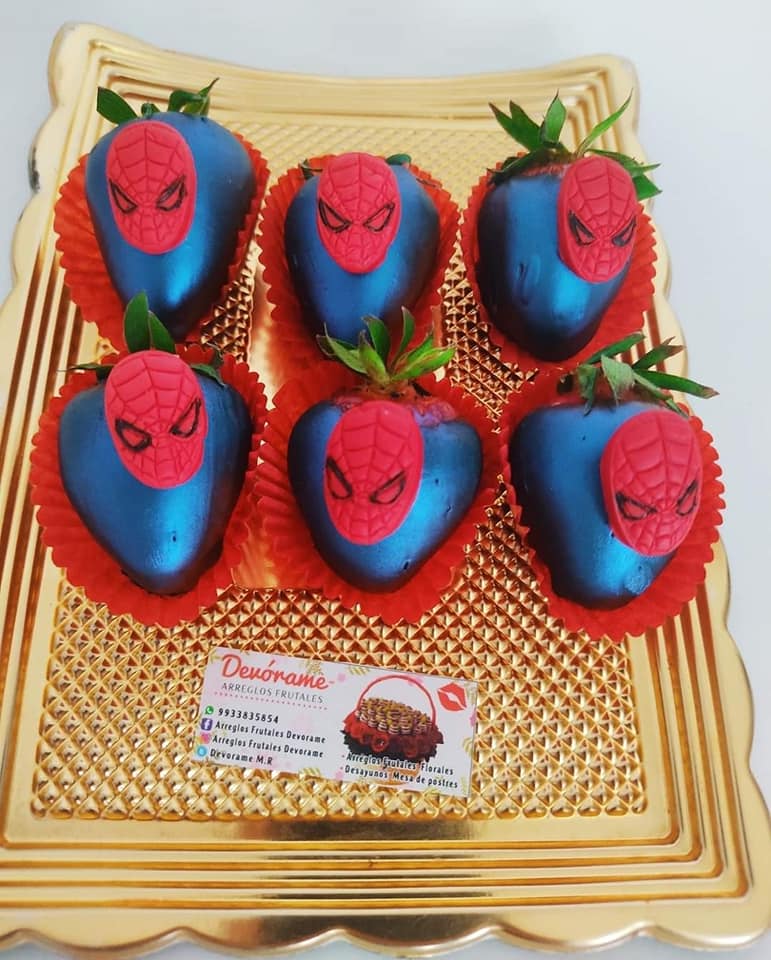 Arreglo frutal Fresas con cholocate  SpiderMan devorame