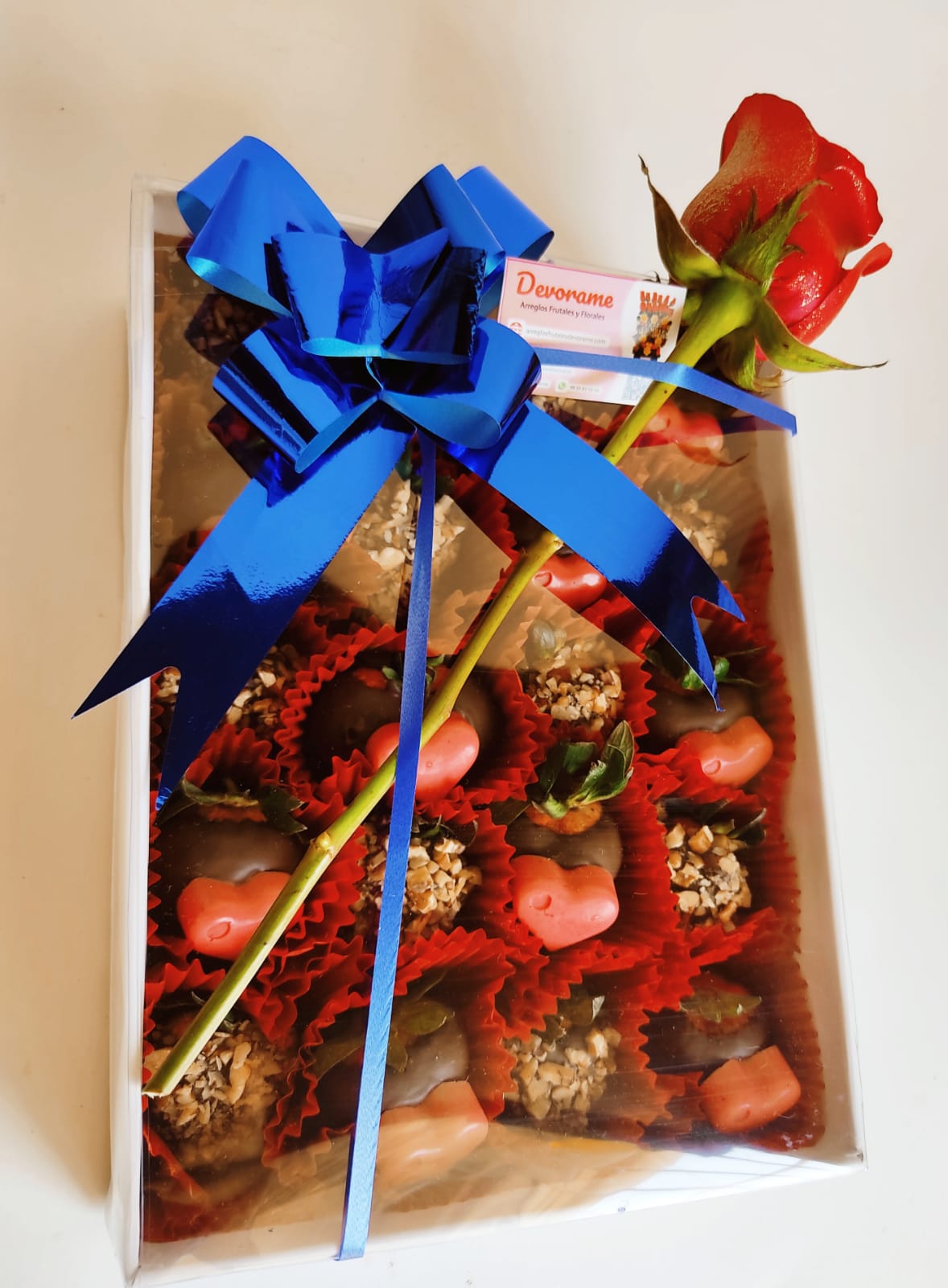 Arreglo frutal Fresas enchocolatadas y 1 rosa. devorame