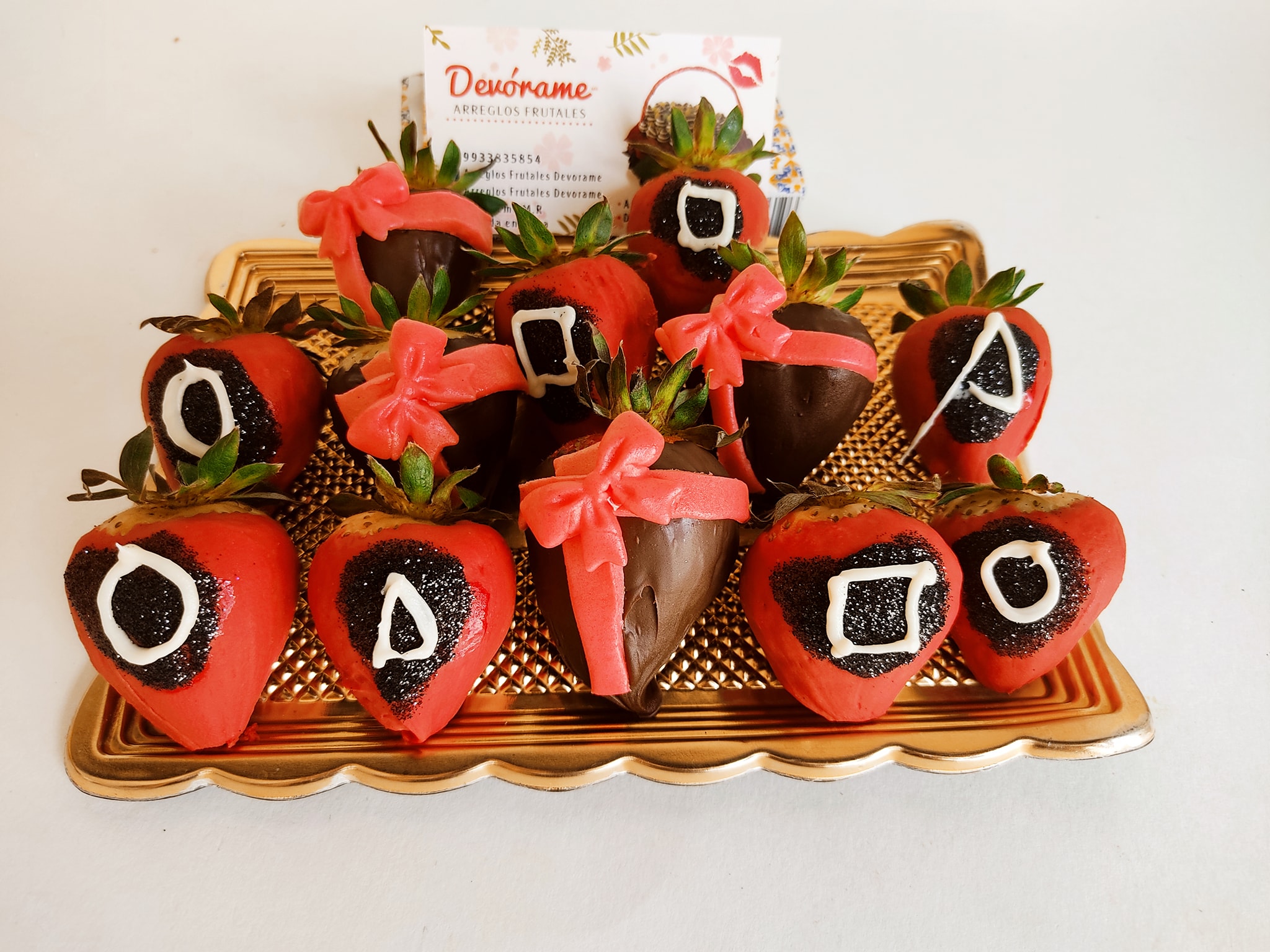 Arreglo frutal Fresas con chooclate ( juego del calamar ) devorame