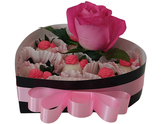 Arreglo frutal Co-46D  Corazón con fresas con chocolate, 2 chocolagtes Ferrero Rocher y 1 rosa natural. devorame